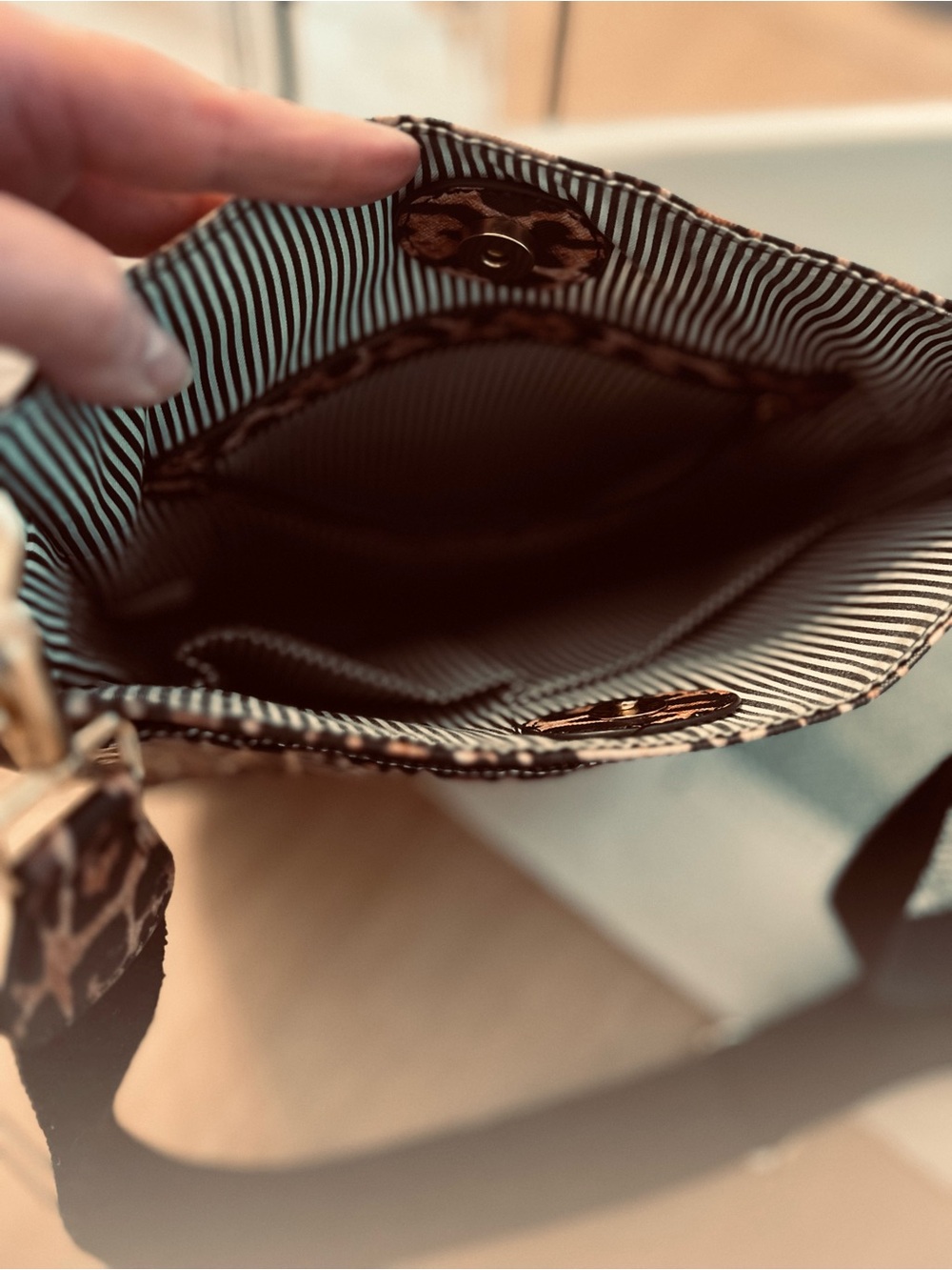 Leopard Design Crossbody Bag - Picture 2 of 5